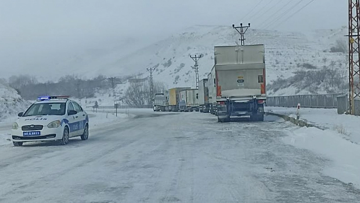 Yoğun kar ve tipi ulaşımı aksatıyor