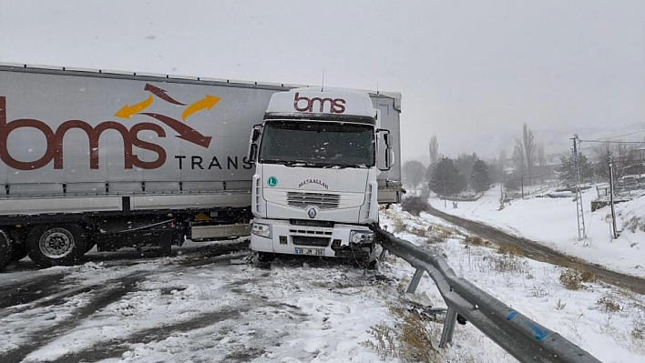 Yoğun Kar Yağışı Zincirleme Trafik Kazasına Yol Açtı