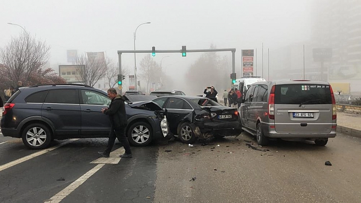 Yoğun Sis ve Buzlanma Zincirleme Kazaya Sebep Oldu: 6 Araç Çarpıştı, 3 Yaralı