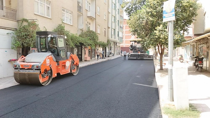 Yol yenileme çalışmaları sürüyor