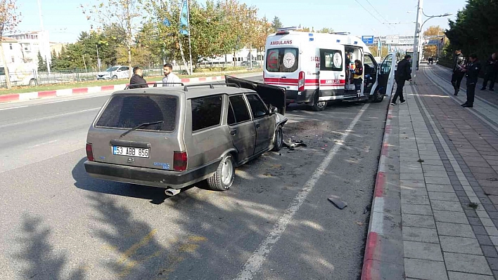 Yolcu indiren otomobile arkadan çarptı