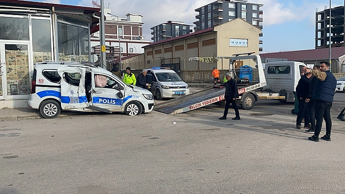 Yolcu otobüsü ile polis aracı çarpıştı