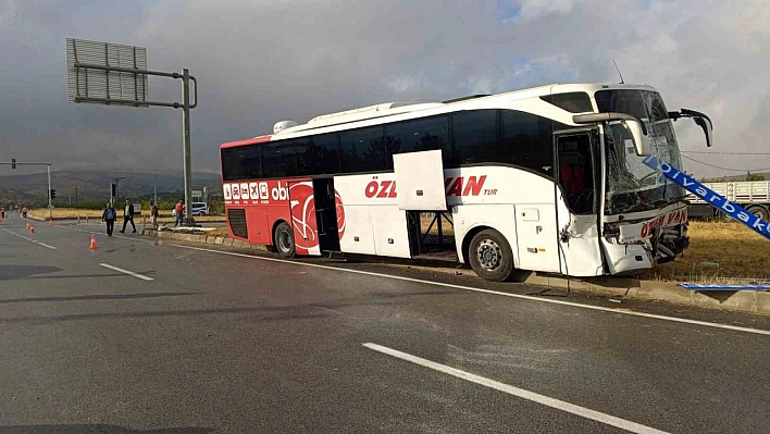 Malatya'da yolcu otobüsü ile traktör çarpıştı!