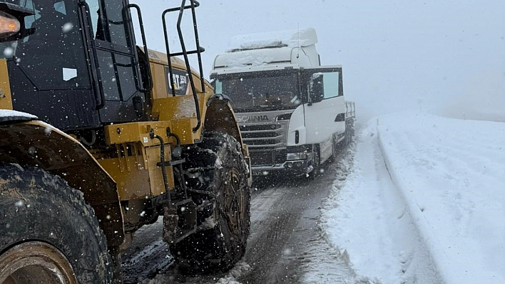 Yolda kalan araçlar iş makineleriyle kurtarılıyor