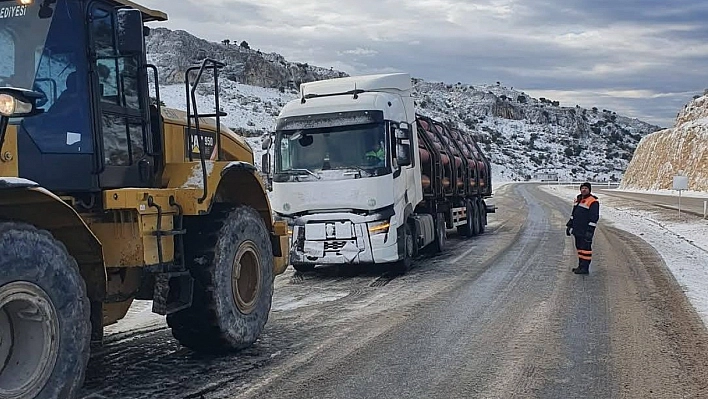 Yolda kalan araçları iş makineleri çekti