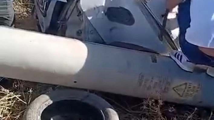 Yoldan çıkan araç bariyerlere ve direğe çarptı: 2 yaralı