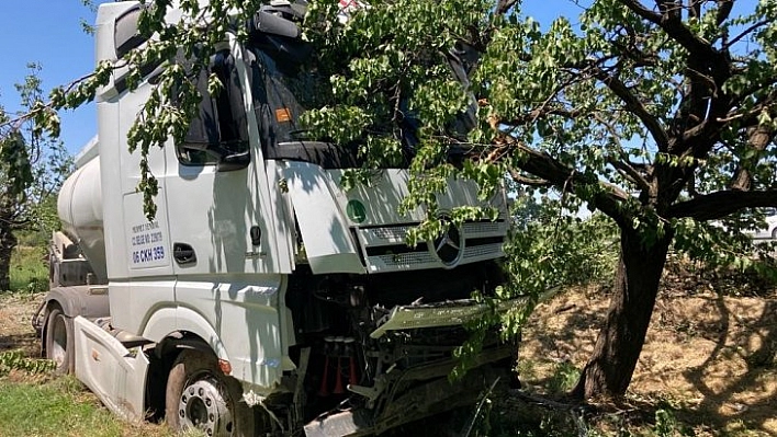 Yoldan çıkan tanker bahçeye girdi