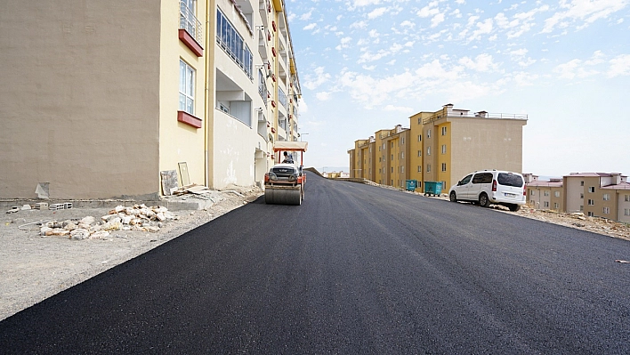 Yollar sıcak asfaltla buluşuyor