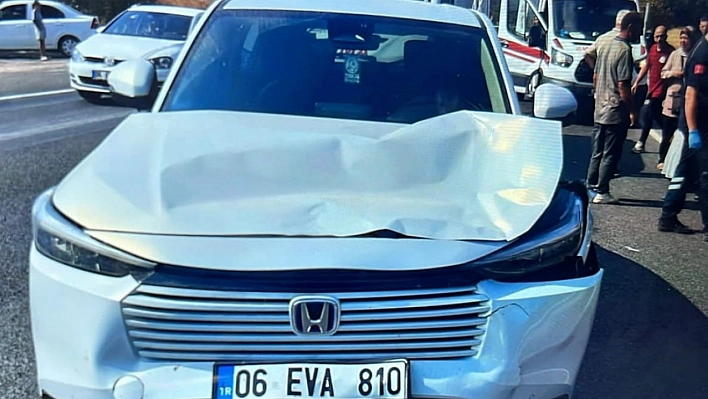 Yolun karşısına geçen aileye otomobil çarptı : 1 ölü, 3 yaralı