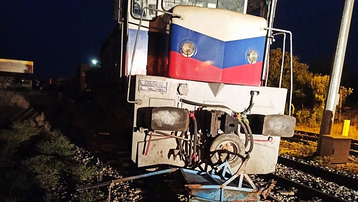 Yük treni eşek arabasına çarptı