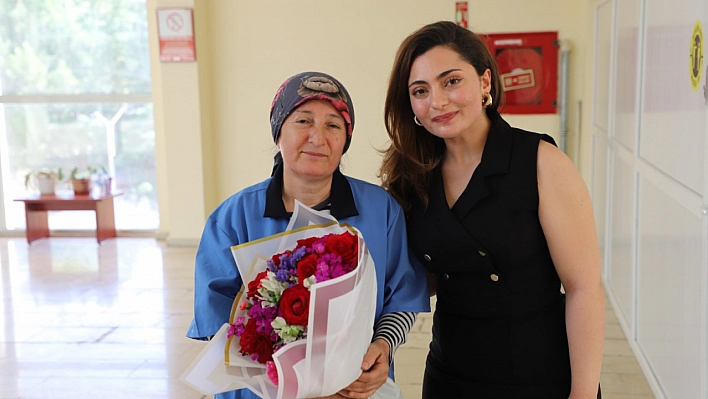 Yurtta anne şefkati: Öğrenciden Nurten Kınık'a anneler günü sürprizi