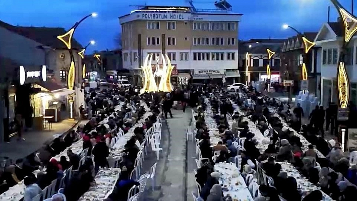 Yüzlerce kişi aynı iftar sofrasında bir arada