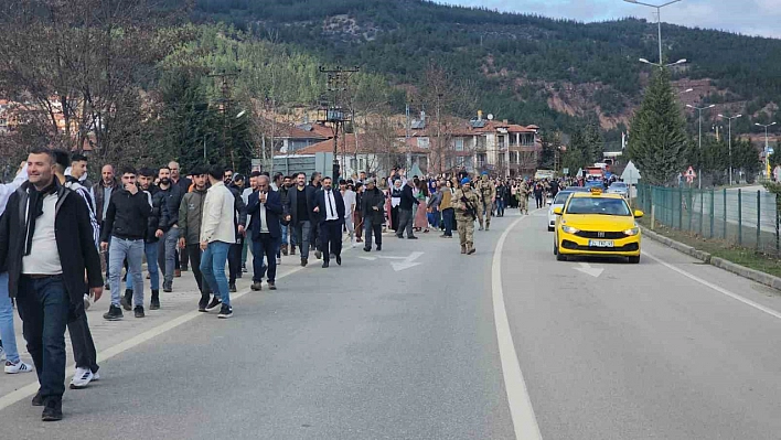 Muhtar adayına destek yürüyüşü