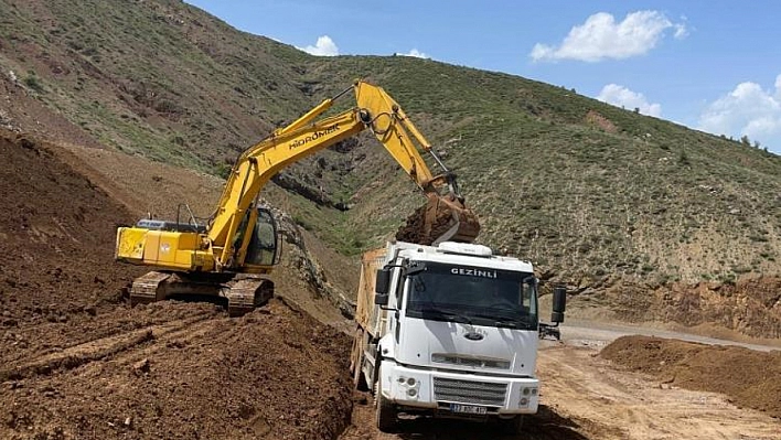 Zarar gören köy yolları onarılıyor