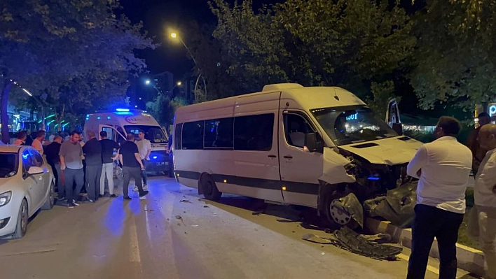Zincirleme trafik kazası: 2'si çocuk 4 yaralı