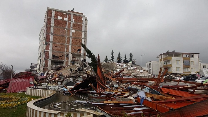 Depremde yıkılan Zümrüt Apartmanı iddianamesi kabul edildi