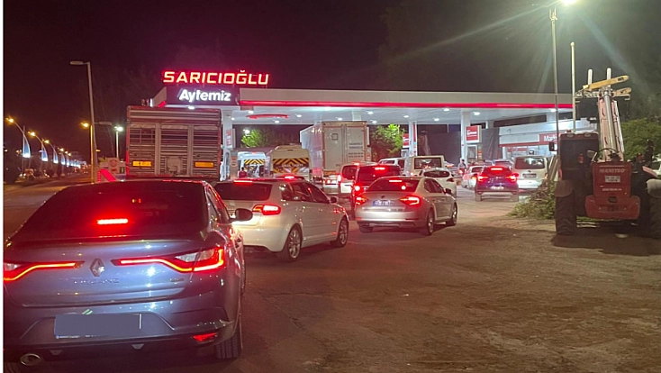 Akaryakıtta zam öncesi son saatler! Petrol istasyonlarında uzun kuyruklar oluştu