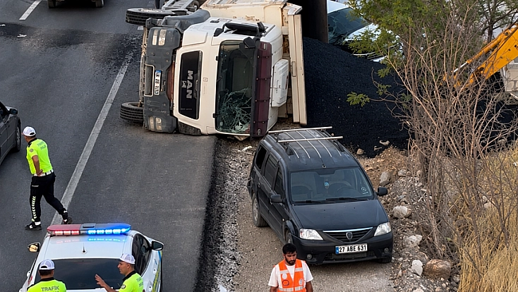 Asfalt yüklü kamyon adliye personeline çarptı! Durumu ağır!