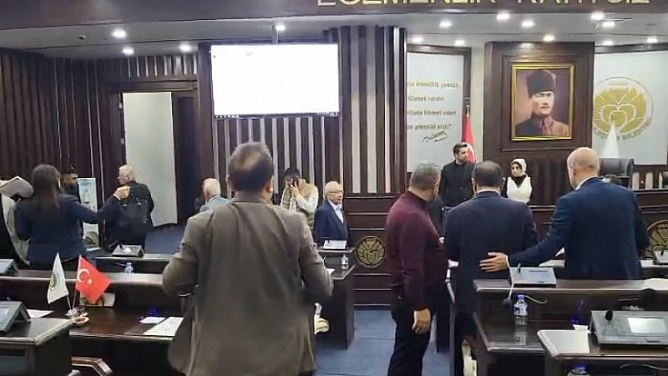 Büyükşehir’de CHP Birbirine Girdi: Salonu Terk Ettiler!