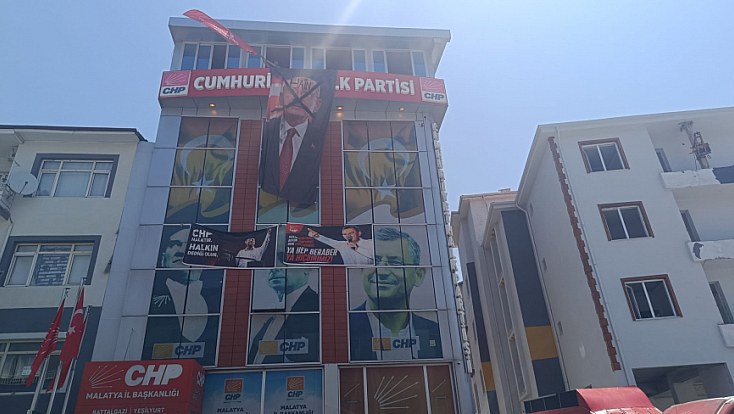 CHP Malatya'da poster eylemi: Dün başköşedeydi, bugün hain diyerek resmini astılar…