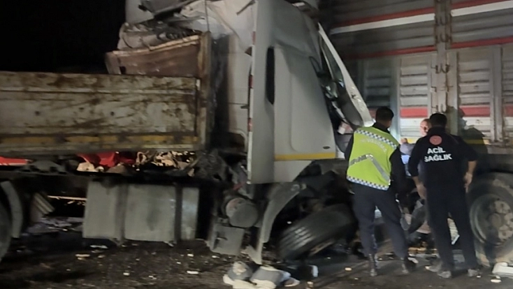 Elazığ-Malatya yolunda feci kaza: 3 tır çarpıştı, 1 ölü