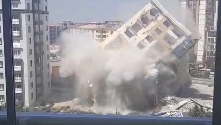 Malatya'da 11 katlı bina bilinmeyen teknikle yıkıldı