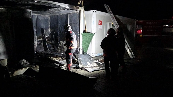 Malatya’da konteyner kentte yangın paniği: Aile son anda kurtuldu!
