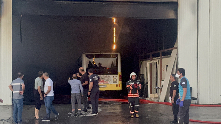 Malatya’da MOTAŞ bakım atölyesinde yangın! 3 otobüs alevlere teslim oldu