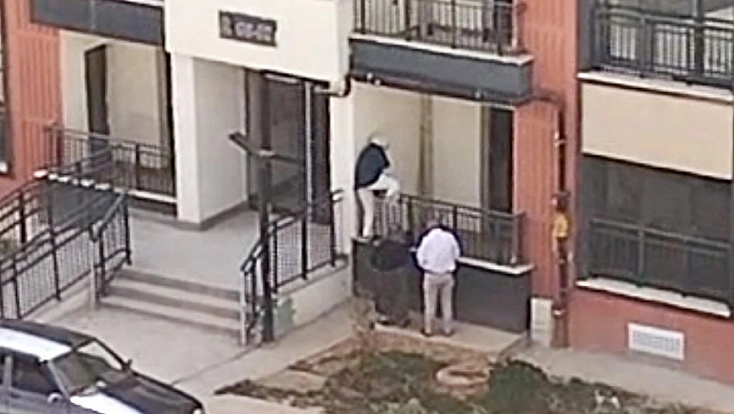 Malatya’da sosyal konutların teslimini bekleyemediler: Kapıyı kırıp, balkondan tırmandılar!