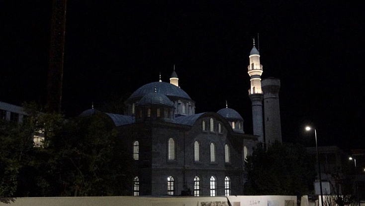 Malatya’da tarihi Yeni Cami’nin ışıkları 43 ay sonra ilk kez yandı