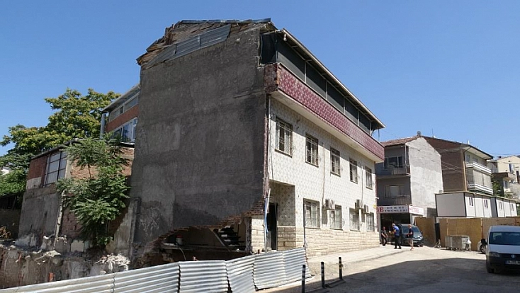 Malatya'da temeli göçen bina her an yıkılabilir! Cezmi Kartay caddesi trafiğe kapatıldı