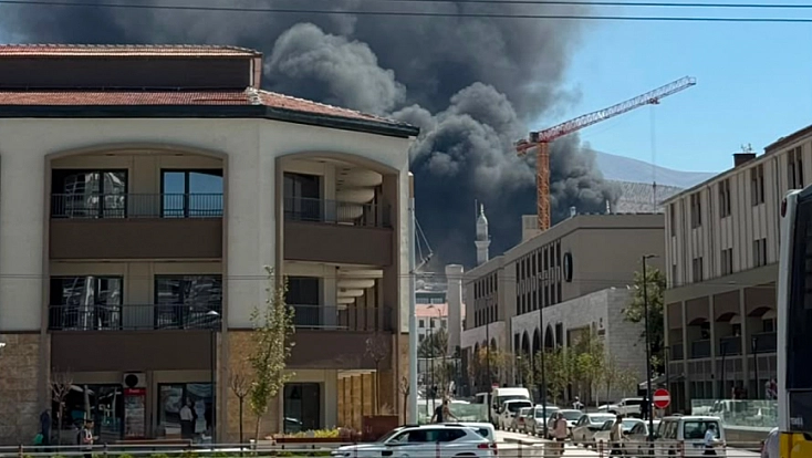 Malatya'da TOKİ Şantiyesinde Korkutan Yangın: Dumanlar Şehrin Üstünü Kapladı
