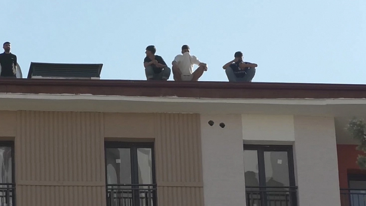Malatya’da yine maaş krizi: 8 işçi çatıya çıktı!