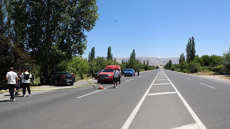 Malatya'da yol kenarındaki ağaca çarptılar: Karı koca öldü, 3’ü çocuk 4 yaralı!