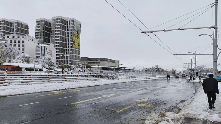 Malatya'nın yüksek yerleri beyaza büründü! Hava sıcaklığı 5 derece düştü...