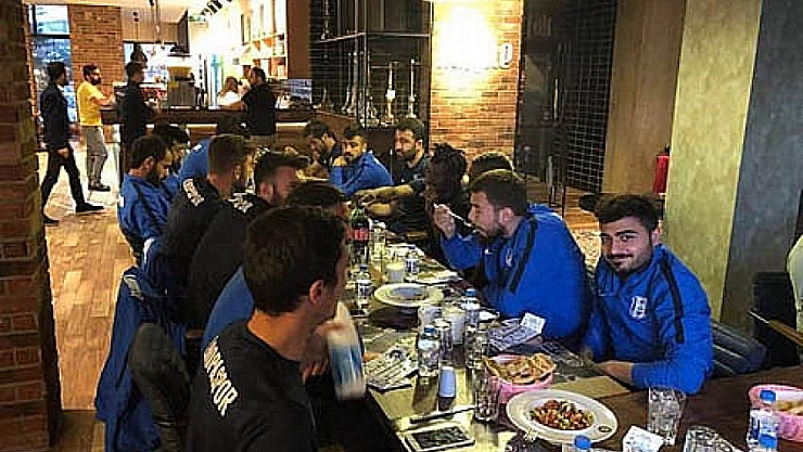 Adem'den moral yemeği 