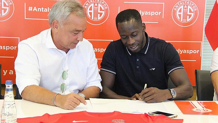Cissokho Antalya'ya imza attı