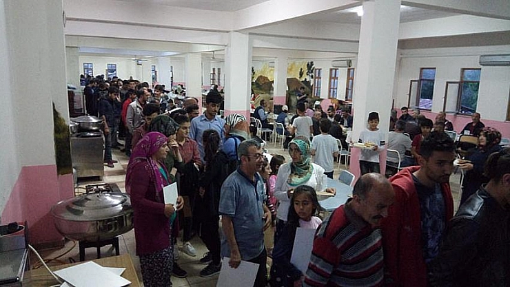 Yüzlerce kişi iftarda buluştu 