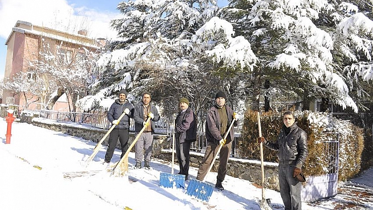 Karla mücadele sürüyor 