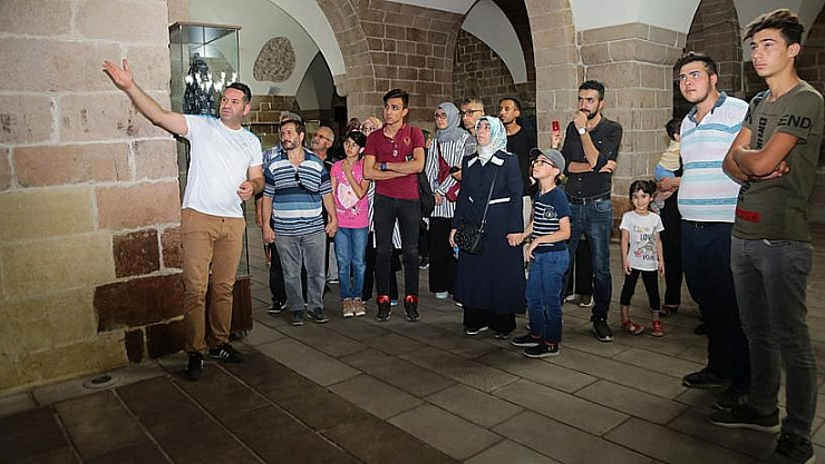 Tarihi mekanlara ziyaretçi akını 