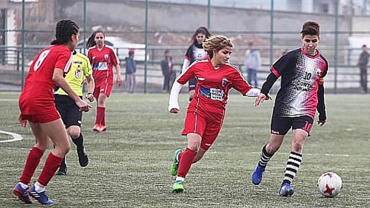 Kırmızı kartlar hava uçuştu 