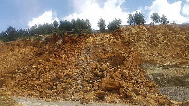Çelikhan-Yeşilyurt yolunda heyelan 