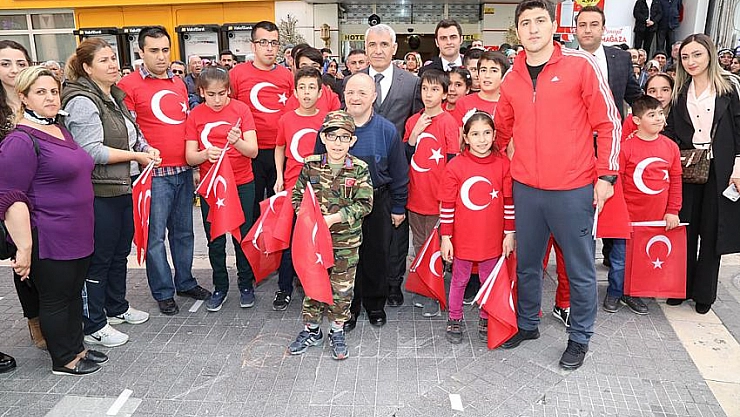 Çocuklar Şemsiye Sokak'ta 