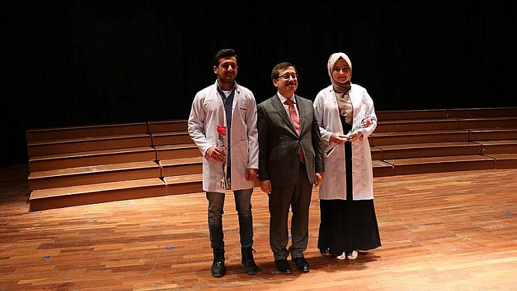 Eczacılar önlük giydi