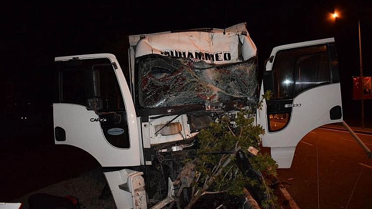 Trambüs direğine çarptı