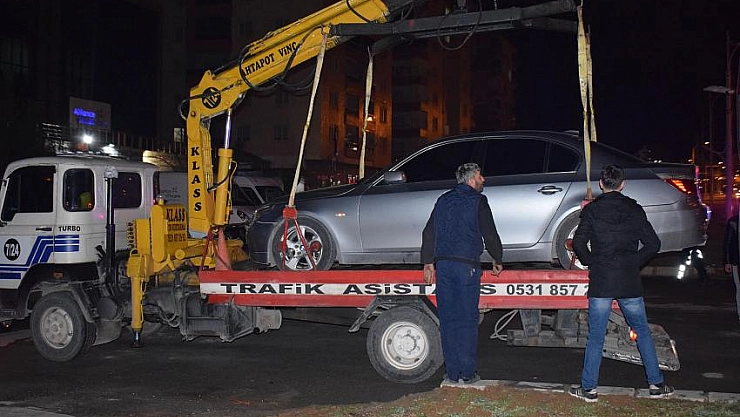 Otomobili bırakıp kaçtı 