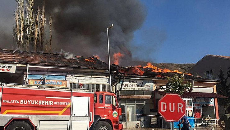 10 iş yerinin çatısı yandı 