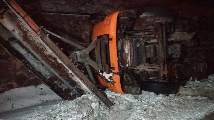 Kar küreme aracı devrildi 