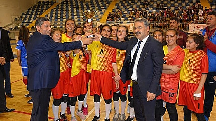 Kupaları ve madalyaları verildi 