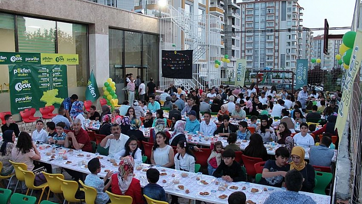 Pekfen ailesi iftarda buluştu